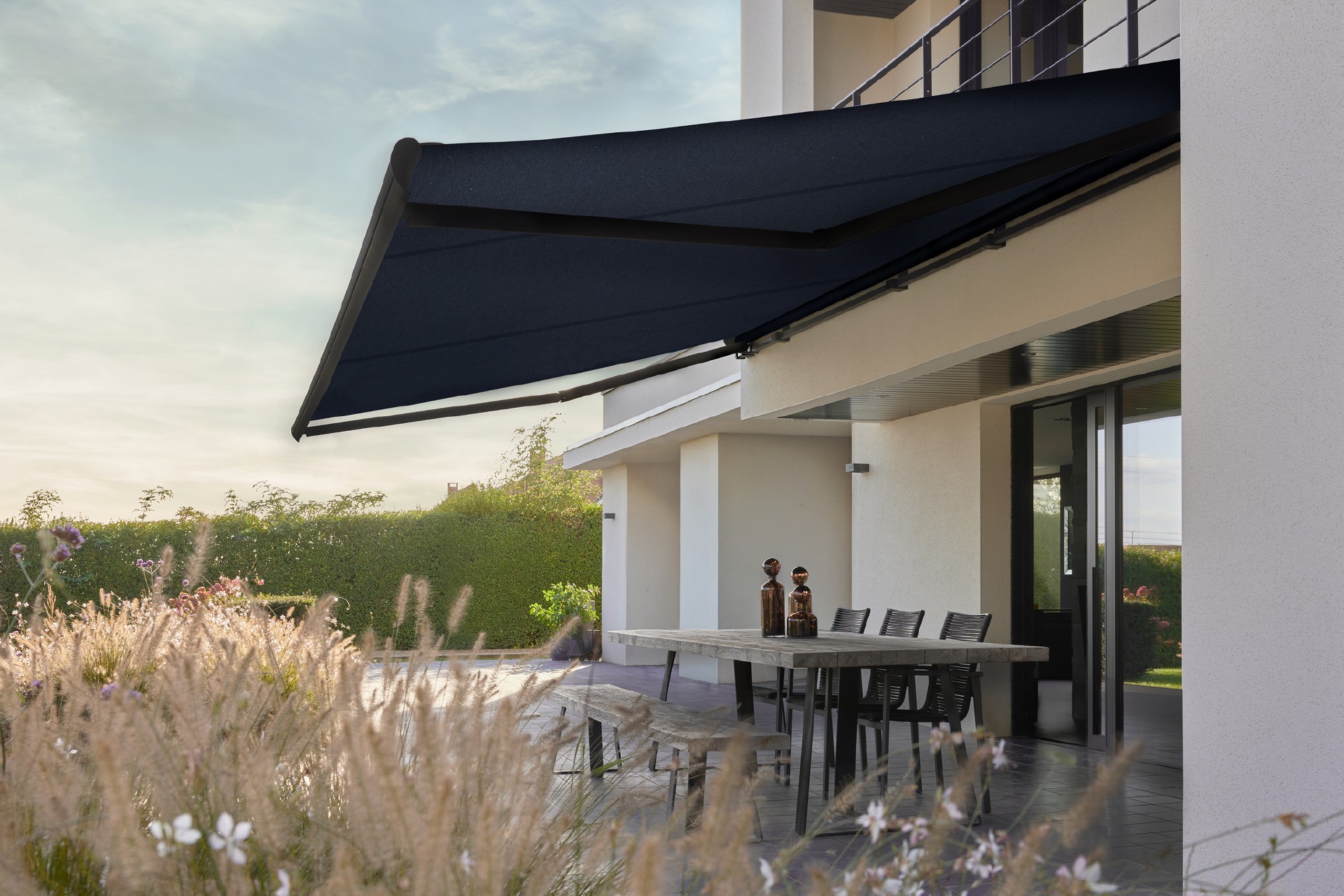 Terrassmarkis, fönstermarkis och zipscreen för villa och företag